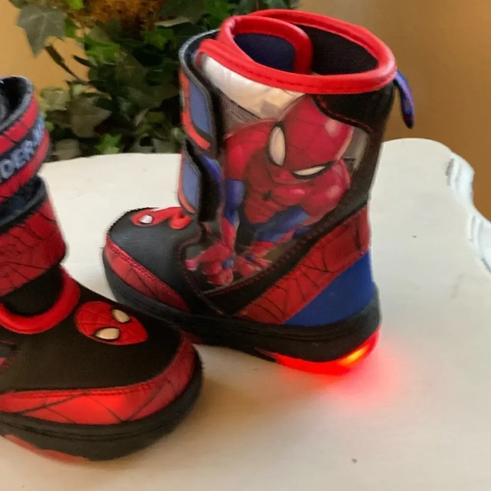 COPY - 🕷️-Man Marvel Spider-Man  Boy’s Light Up Snowboots Size 7